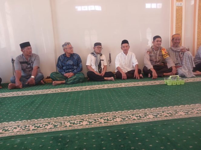 
 ‎Bhabinkamtibmas Polsek Cenrana Hadiri Peringatan Maulid Nabi Muhammad SAW Di Desa Panyiwi