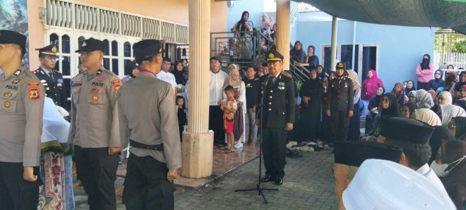 
 Kapolsek Ponre bertindak selaku inspektur upacara pada upacara pemakaman AKP purnawirawan suharyanto didesa mappesangka
