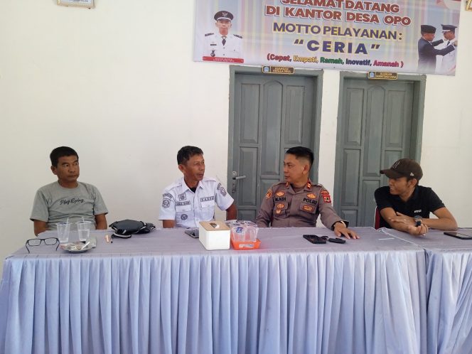 
 Antisipasi Gangguan Kamtibmas dan Karhutla, Kapolsek Ajangale Sambangi Kantor Desa Opo