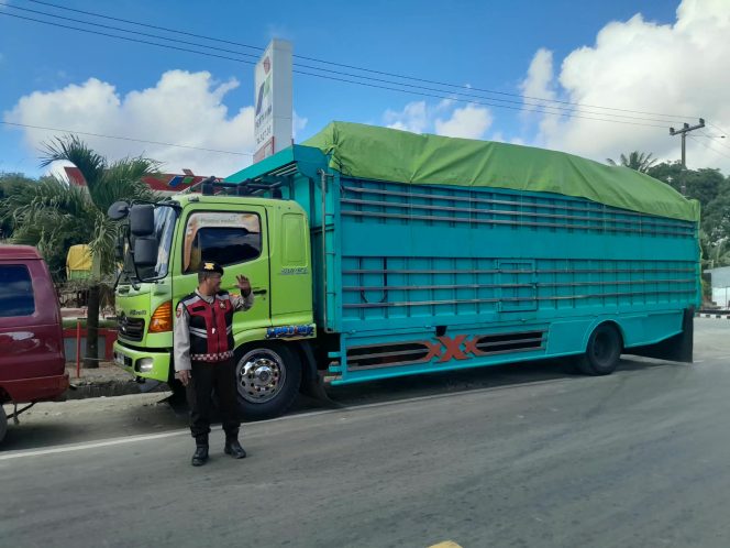 
 Personel Polsek Ulaweng Lakukan Pengaturan di SPBU Antisipasi Jalur Macet karena Antrian