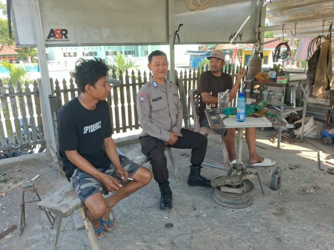 
 Sambangi Warga, Bhabinkamtibmas Sampaikan Imbauan Cegah Kebakaran