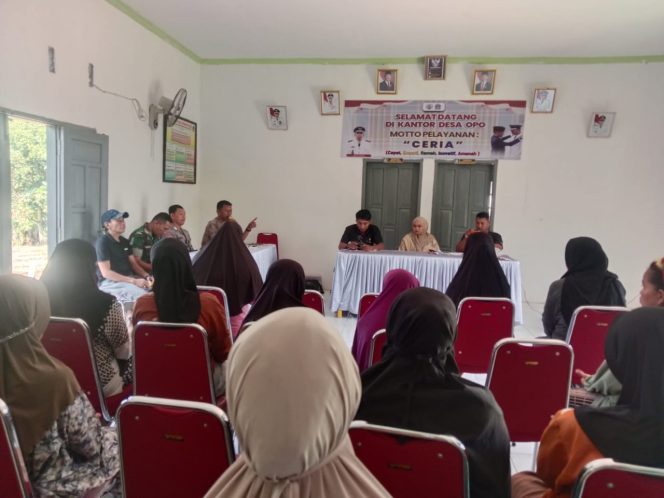 
 Bhabinkamtibmas Polsek Ajangale Kawal Penyaluran Bantuan Sosial PKH dan BPNT