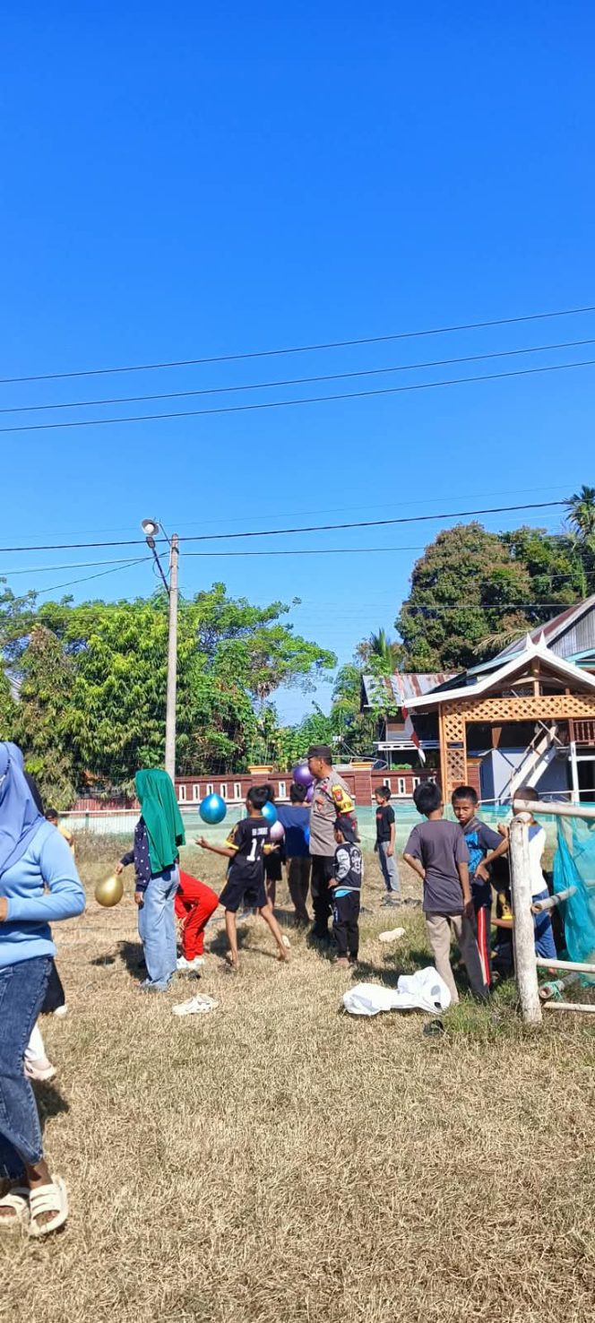 
 ‎Bhabinkamtibmas Polsek Awangpone Pantau Semarak Kemerdekaan HUT Ke-81 RI di Desa Carigading
