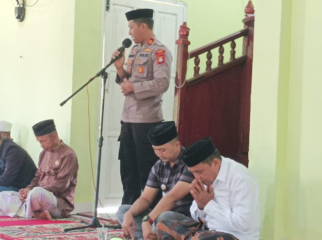 
 ‎Kapolsek Palakka Himbau Warga Waspada Kebakaran Saat Sholat Jumat dan Peringatan Maulid Nabi di Desa Lemoape