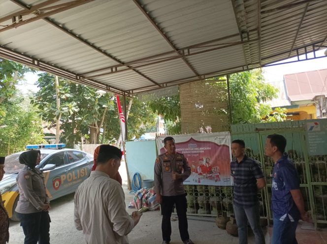
 Antisipasi Kelangkaan Gas Elpiji Subsidi, Kapolsek Palakka Bersama Camat Palakka Sambangi Agen di Desa Panyili