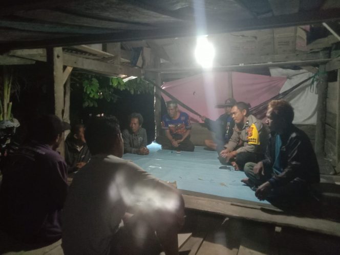 
 ‎Jaga Kamtibmas Desa, Bhabinkamtibmas dan Warga Perkuat Kebersamaan di Pos Satkamling