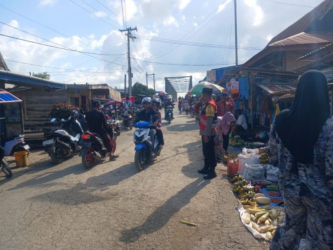 
 ‎Cegah Kemacetan, Personel Polsek Cenrana Lakukan Pengamanan Pasar