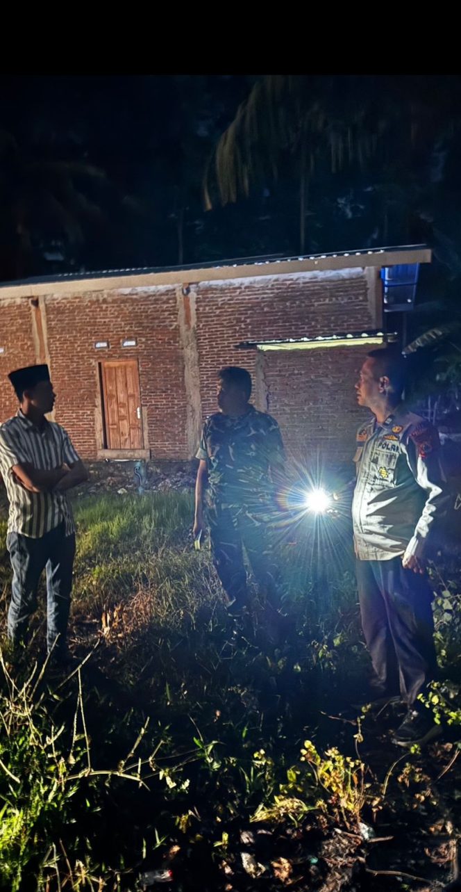 
 ‎Gerak Cepat Polsek Awangpone Bersama Unsur Terkait Dan Masyarakat Padamkan Kebakaran Lahan di Desa Lappoase