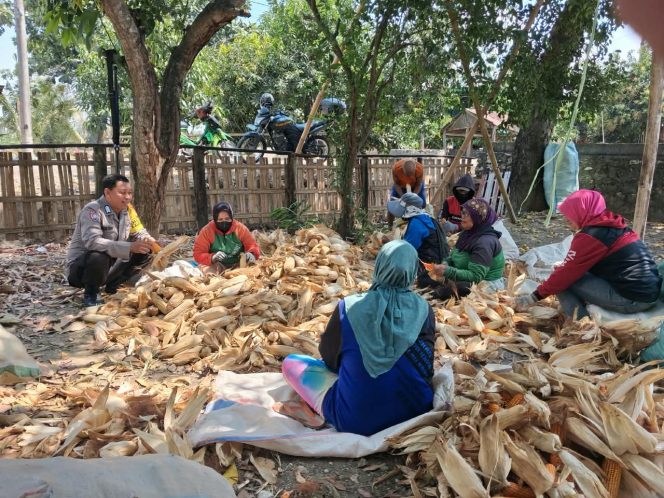 
 Sambangi Warga, Bhabinkamtibmas Perkuat Kedekatan dan Kepedulian di Tengah Masyarakat