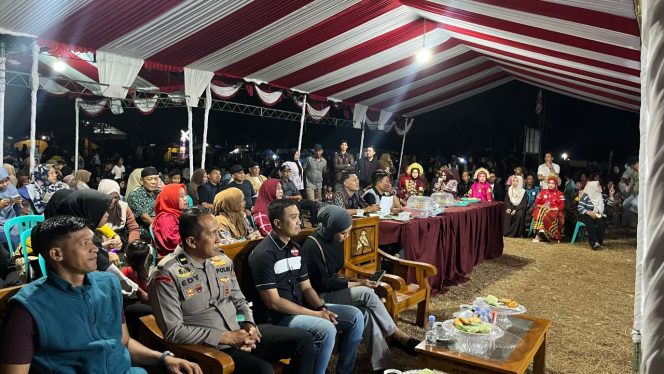 
 Personil Polsek Palakka Pastikan Malam Pembukaan Kesenian HUT ke-81 RI Tahun 2026 di Desa Usa Berjalan Lancar