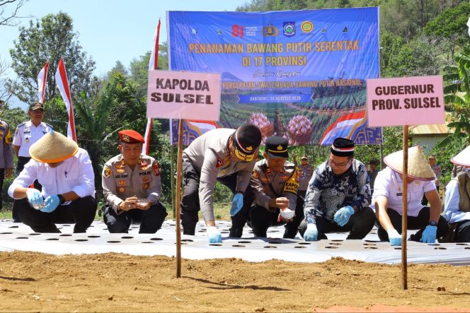 
 Kapolda Sulsel Hadiri Penanaman Serentak Bawang Putih dan Ground Breaking Gudang Ketahanan Pangan Polri, Dukung Percepatan Swasembada Nasional
