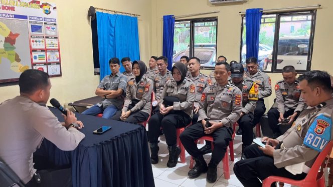 
 Anev Personel Polsek Palakka, Kapolsek Tekankan Arahan dan Penekanan Pimpinan kepada Seluruh Anggota
