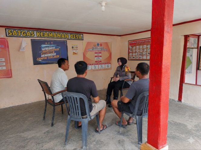 
 Bhabinkamtibmas Brigpol Elvira Tekankan Kewaspadaan Kebakaran di Musim Kemarau Saat Sambangi Pos Kamling