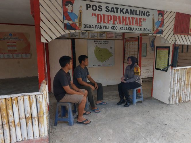 
 Sambangi Pos Kamling, Bhabinkamtibmas Desa Panyili Tekankan Pentingnya Menjaga Kamtibmas Tetap Kondusif