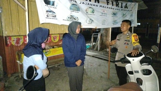 
 Bhabinkamtibmas Polsek Barebbo Ajak Warga Pasang Umbul-Umbul Sambut HUT Kemerdekaan RI ke-81
