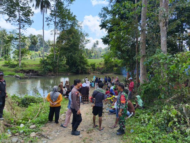 
 Bhabinkamtibmas Polsek Lappariaja Gotong Royong Bersama Warga di Dusun Raja I