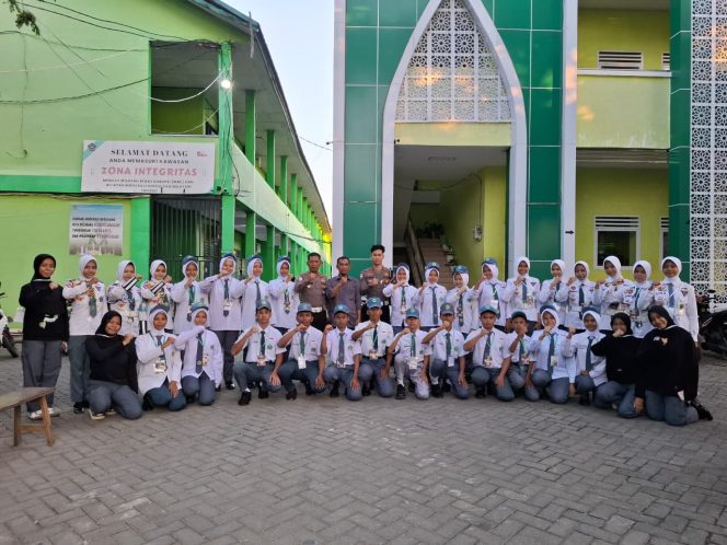 
 Satlantas Polres Bone Beri Pembinaan PKS di MAN 1 Bone