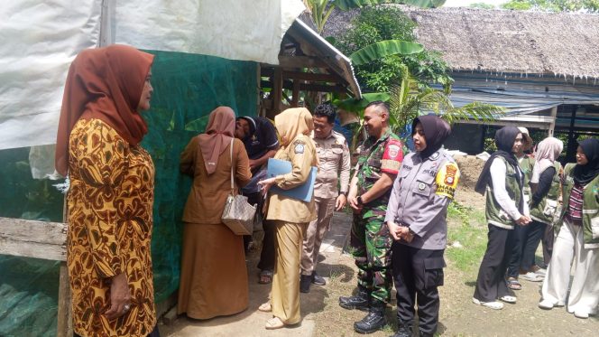 
 Bhabinkamtibmas Polsek Barebbo Dampingi Tim Penilai Lomba Kebersihan Tingkat Kabupaten Bone di Desa Kajaolaliddong