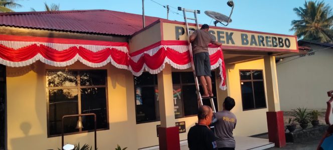 
 Personel Polsek Barebbo Pasang Umbul-Umbul Sambut HUT Ke-81 Kemerdekaan Republik Indonesia Barebbo