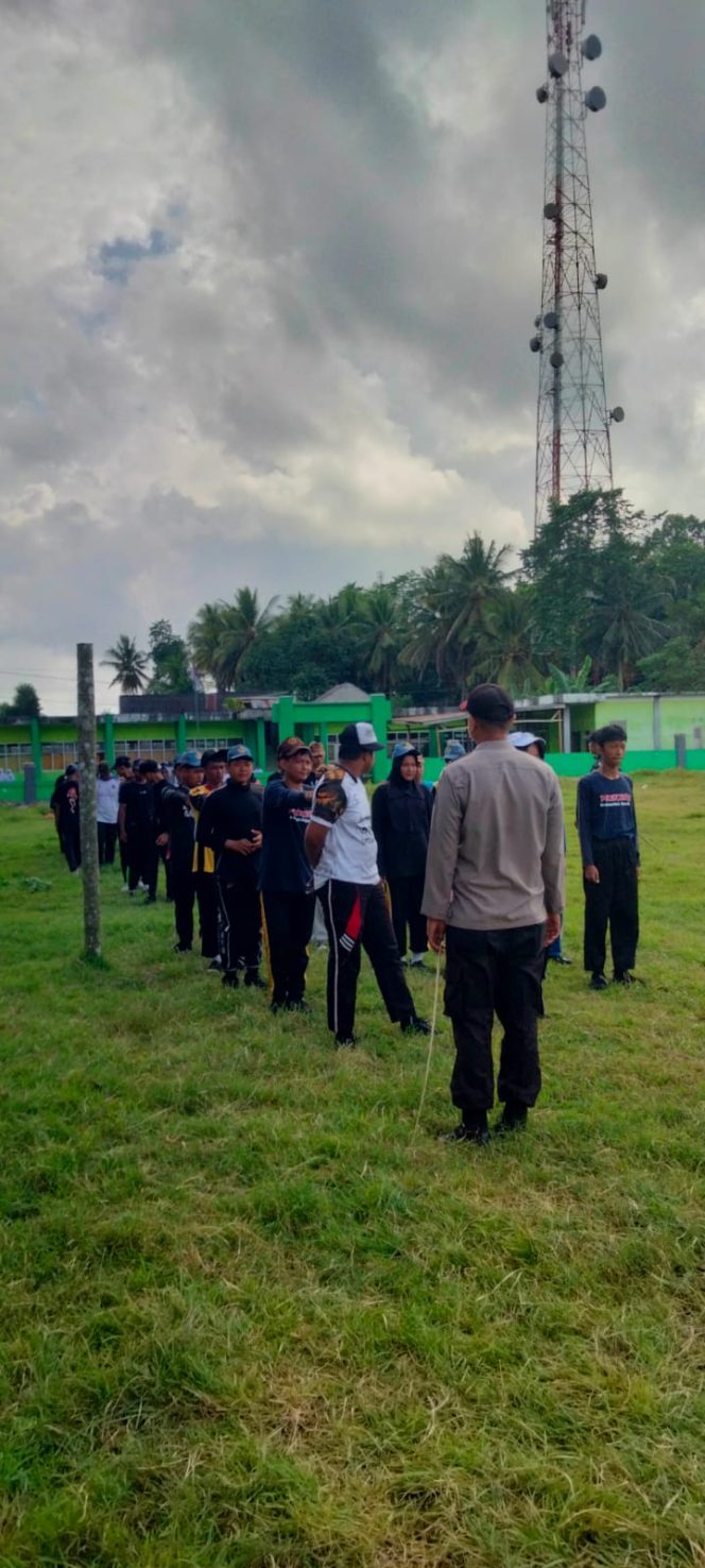 
 Dukung Pembinaan Generasi Muda, Personel Polsek Barebbo Monitor Latihan Paskibra HUT Ke-81 RI