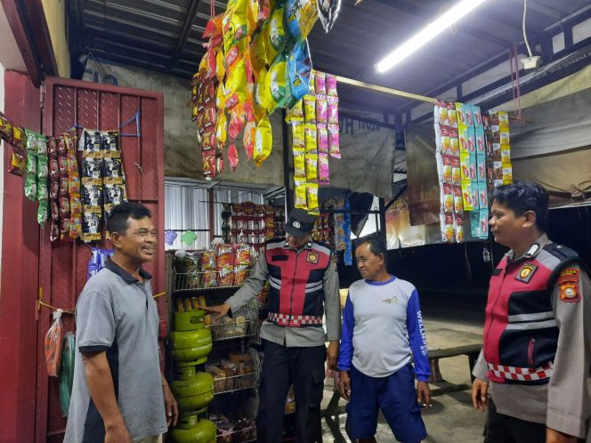
 Personel Piket Regu III Polsek Barebbo Gelar Patroli Biru, Pantau Situasi Kamtibmas Tetap Kondusif