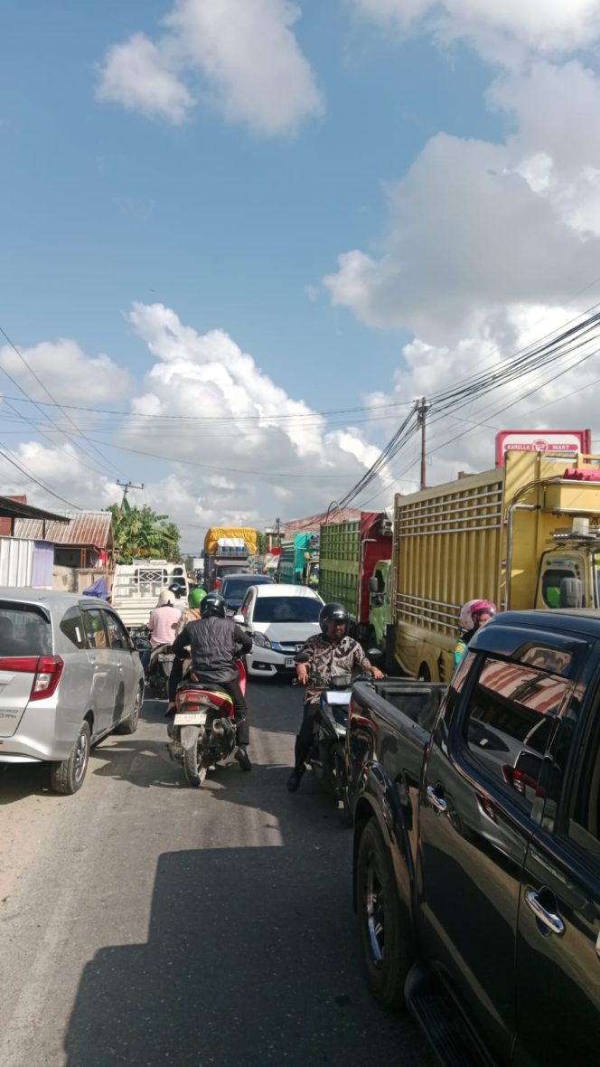 
 Polantas Bone Gelar Pengaturan Antisipasi Kepadatan Antrean BBM di SPBU, Hadirkan Rasa nyamanan Bagi Pengguna Jalan