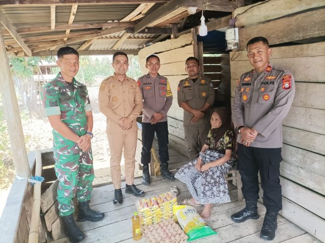 
 Polsek Palakka Bersama Unsur Forkopimcam Salurkan Bantuan Pangan kepada Warga Kurang Mampu