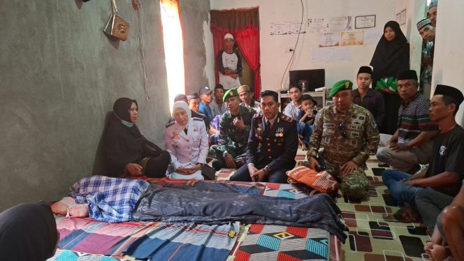 
 Kapolsek Tellusiattinge Sampaikan Duka Cita, Apresiasi Paskibraka Tetap Bertugas di Tengah Duka