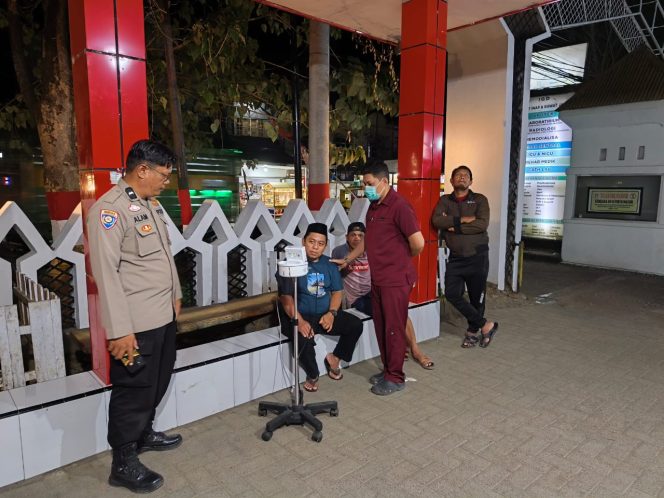 
 Bhabinkamtibmas Barebbo Kawal Warga dengan Gangguan Jiwa ke RSUD Tenriawaru untuk Mendapatkan Perawatan