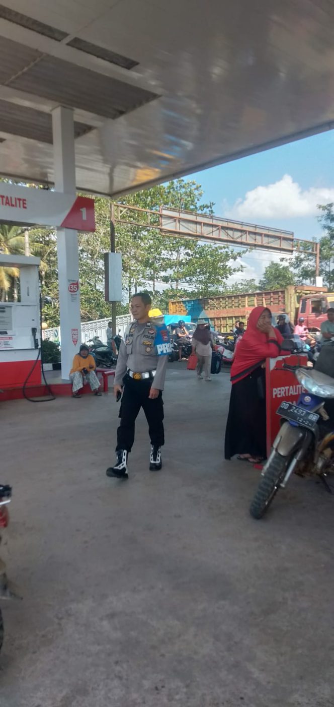 
 Anggota Polsek Libureng Laksanakan Pengamanan Antrian BBM di SPBU Labombo Desa Wanuawaru