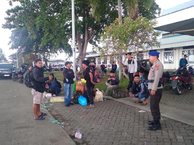 
 Aparat Satpolairud Polres Bone Setiap Aktivitas Penyeberangan Rutin Amankan Penyeberangan Di Pelabuhan Bajoe