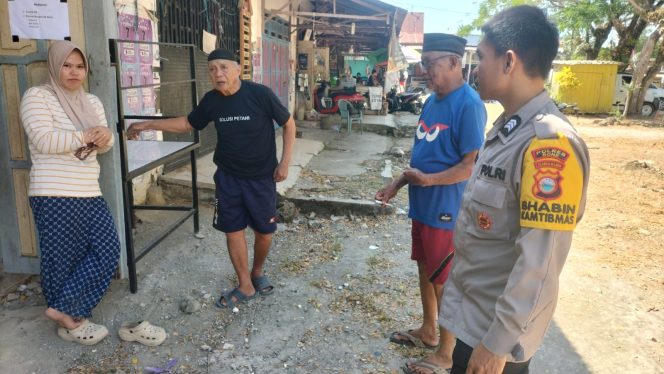 
 Bhabinkamtibmas Polsek Barebbo Sambangi Warga, Sampaikan Imbauan Pencegahan Kebakaran