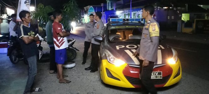 
 Polsek Barebbo Intensifkan Patroli Blue Light, Cegah Gangguan Kamtibmas di Malam Hari