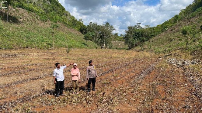 
 Bhabinkamtibmas Polsek Barebbo Imbau Warga Lampoko Tidak Membakar Jerami dan Batang Jagung