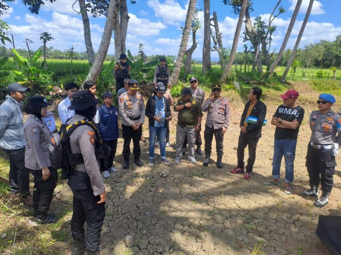 
 Polres Bone dan Polsek Barebbo Amankan Pelaksanaan Eksekusi Perkara Perdata di Desa Samaelo
