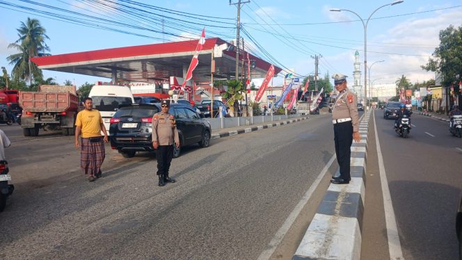 
 Pastikan Antrean BBM Tetap Tertib, Polsek Tanete Riattang Atur Lalu Lintas dan Antisipasi Gangguan Kamtibmas