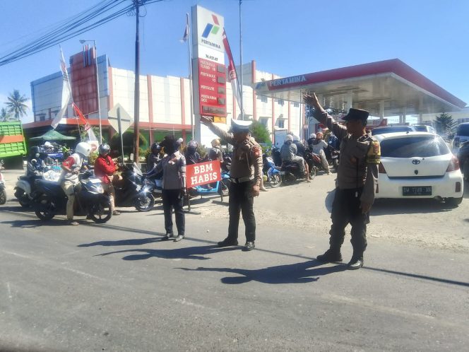 
 Antrean BBM Padat, Polsek Tanete Riattang Turun Langsung Atur Lalu Lintas dan Jaga Kamtibmas