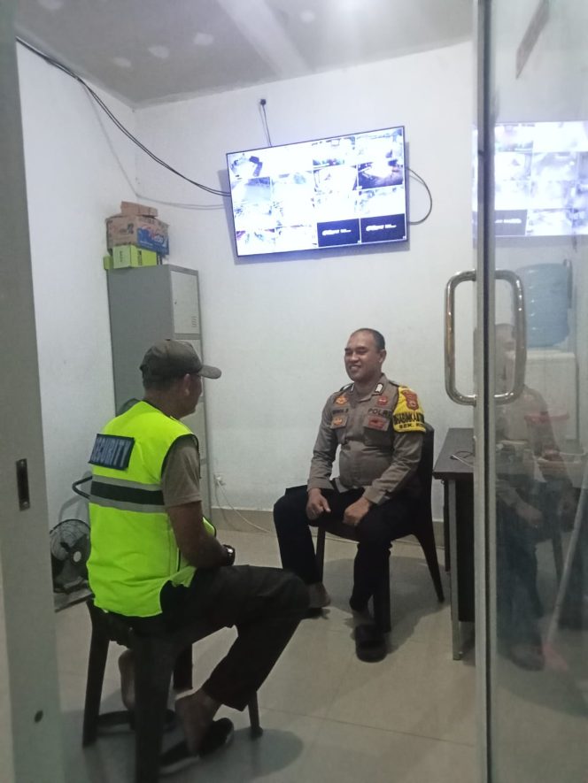 
 Kunjungan Bhabinkamtibmas Perkuat Sistem Pengamanan di Lingkungan Perumahan