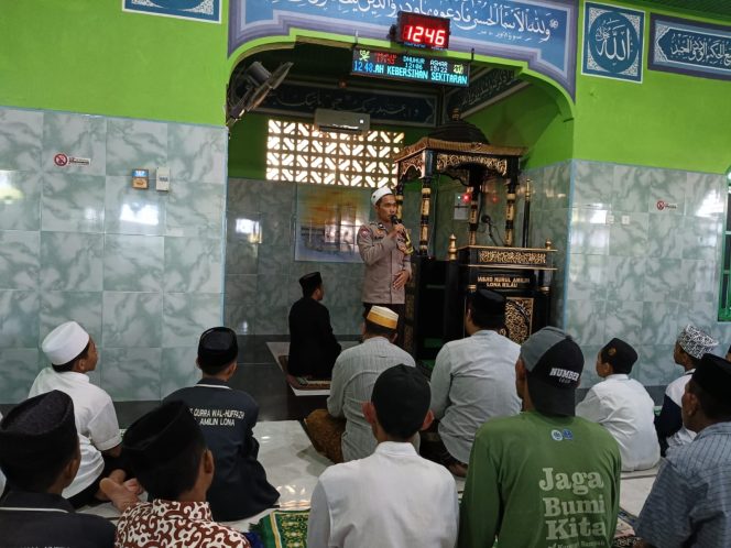 
 Shalat Jumat Berjamaah, Bhabinkamtibmas Ajak Warga Bersama Jaga Kamtibmas