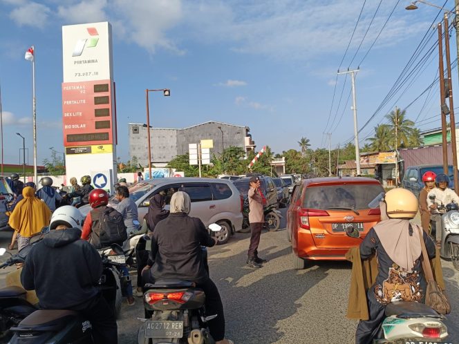 
 Antrean Padat di Sejumlah SPBU, Polsek Tanete Riattang Turun Langsung Atur Lalu Lintas
