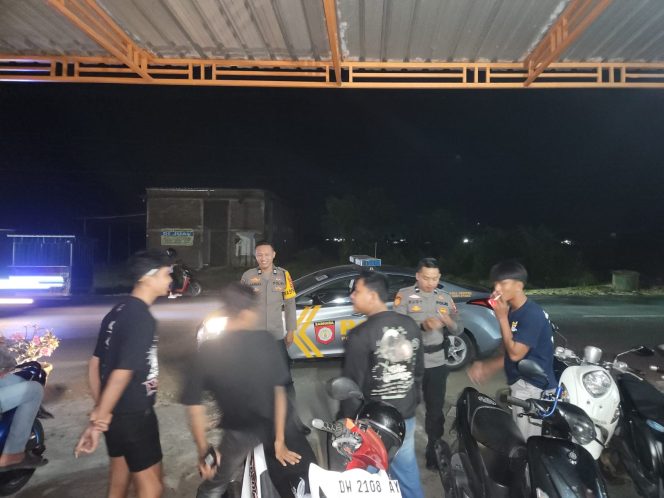 
 Patroli Presisi, Polsek Tanete Riattang Ajak Masyarakat Aktif Laporkan Gangguan Kamtibmas