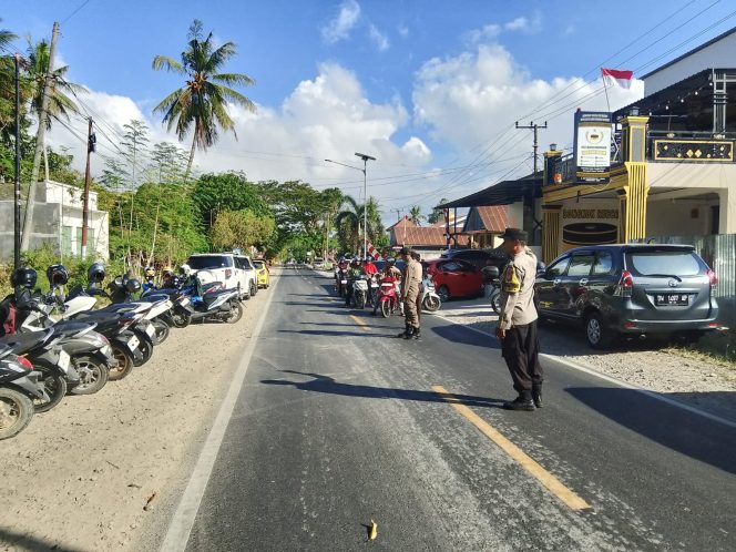 
 Bhabinkamtibmas Polsek Tanete Riattang Kawal Arus Lalu Lintas Upacara HUT ke-81 RI