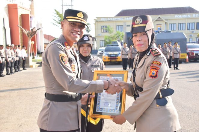 
 Kapolres Bone Berikan Reward kepada 19 Personel Berprestasi, Apresiasi Pengungkapan Peredaran Sabu