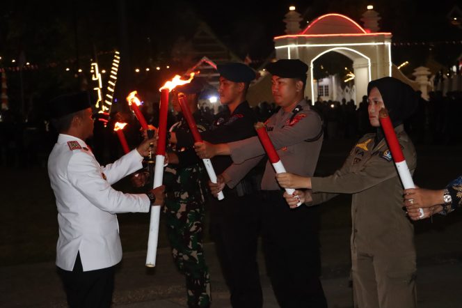 
 Wakapolres Bone Hadiri Upacara Taptu dan Pawai Obor Peringatan HUT ke-81 Kemerdekaan RI