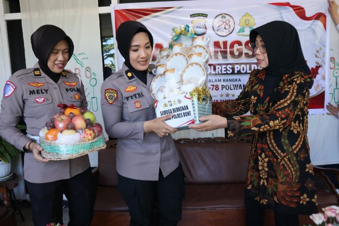 
 Polwan Polres Bone Gelar Anjangsana, Pererat Silaturahmi dengan Senior yang Telah Purnabakti