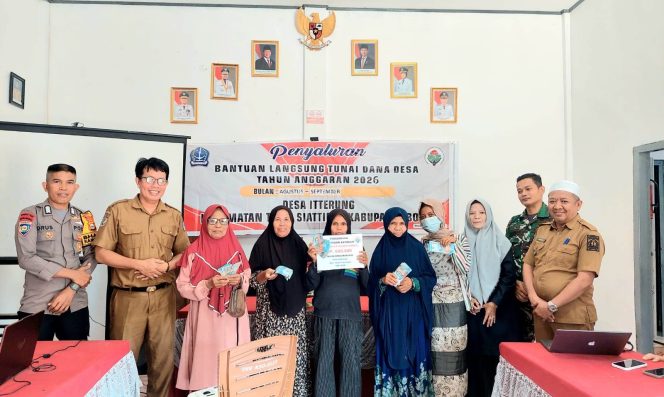
 Kekompakan Bripka Idrus Bersama Babinsa, Mengawal Penyaluran BLT di Desa Itterung