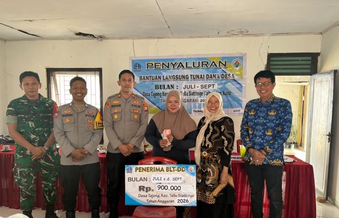 
 Kapolsek Tellu Siattinge Bersama Bhabinkamtibmas Hadiri Penyaluran BLT Desa Tajong
