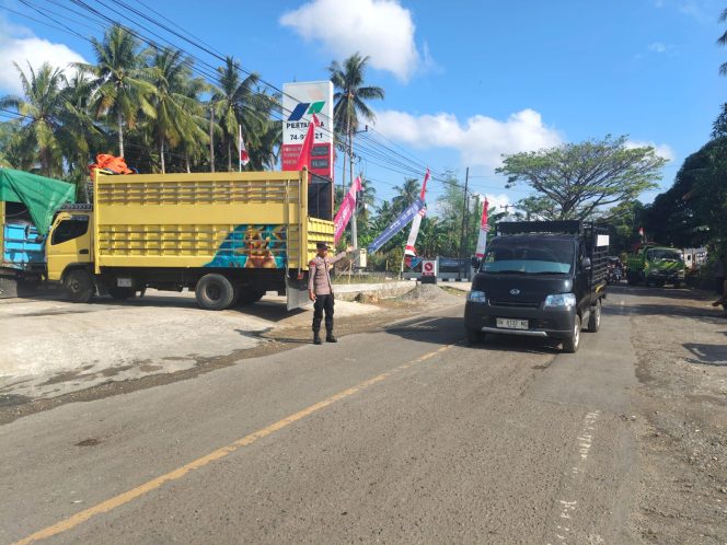 
 Personil Polsek Tellu Siattinge Berikan Pelayanan, Pengamanan dan Kawal Aktivitas Pagi Masyarakat di SPBU Kelurahan Tokaseng