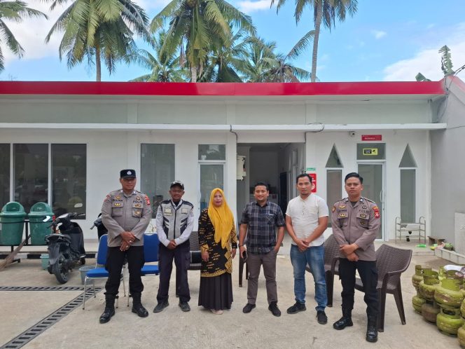 
 Personil Polsek Tellu Siattinge Hadir Lakukan Pemantauan Antrean BBM di SPBU Kelurahan Tokaseng