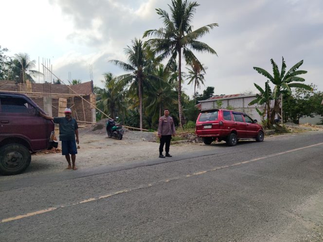 
 Menjamin Keamanan Bagi Para Pengguna Jalan, Personil Polsek Tellu Siattinge Hadir Lakukan Pengamanan dan Pengaturan Arus Lalu Lintas di Depan SBPU